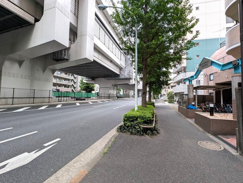 日神パレステージ大山　東側 前面道路歩道